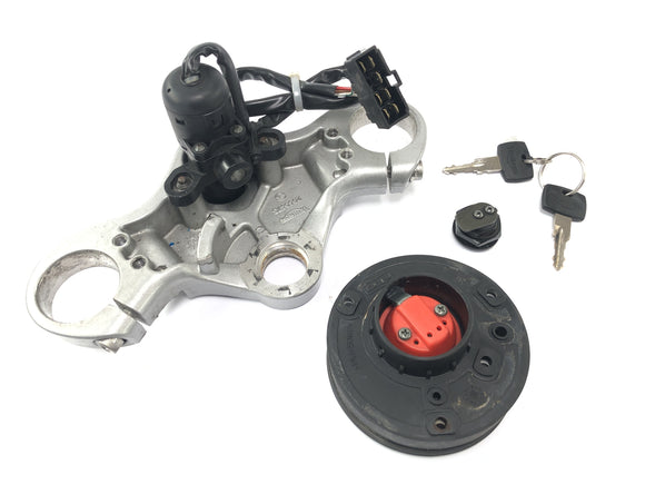 Triumph Sprint St 1050 [2005]  - トップタンクロックのフォークブリッジでロックセット