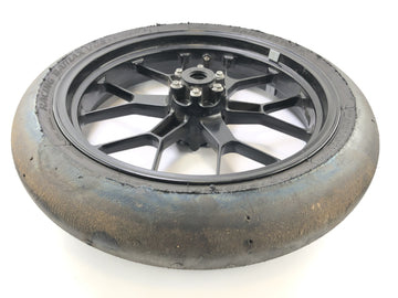 Aprilia RSV4 1000 [2010] - El borde de la rueda delantera en el frente