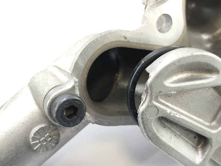 Aprilia RSV4 1000 [2010] - Habitação da bomba de água com defeito