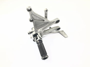 本田 CBR 1000 RR SC57 [2006] - 驾驶员脚踏板位于右侧，带制动踏板脚踏板系统