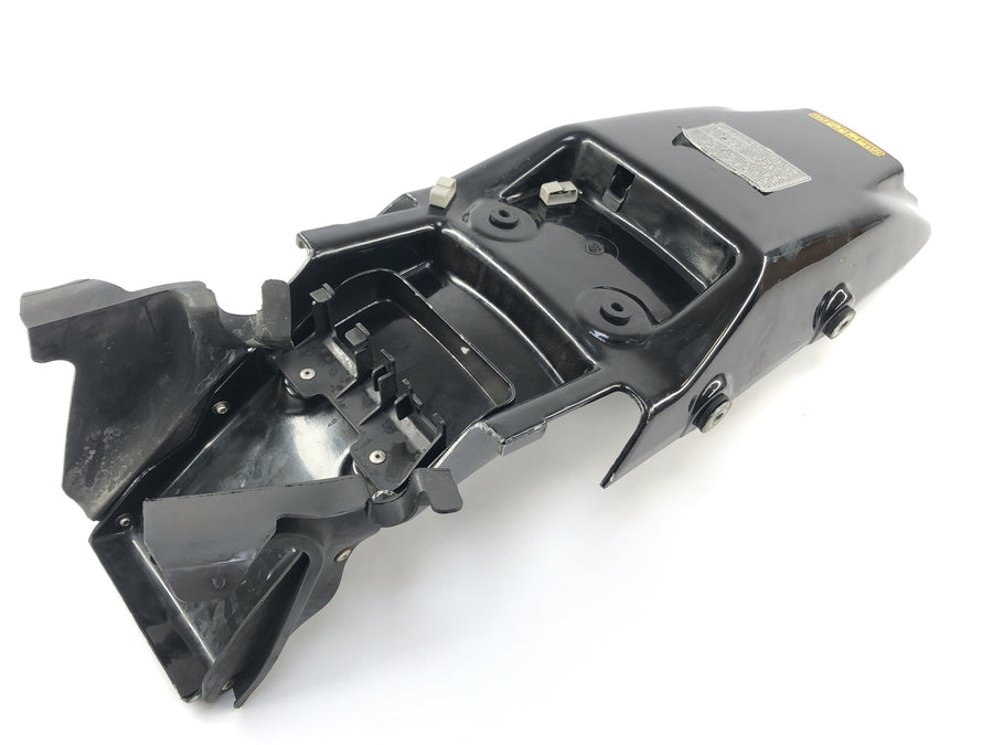 Honda NX 650 RD02 [1989] – galinio pagrindo apdangalas gale centre