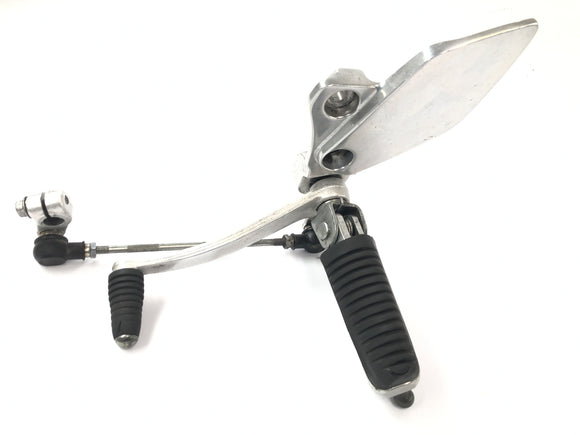 Yamaha XJR 1300 RP06 [2002] — система подставки для левой ноги с педалью переключения передач и рычажным механизмом переключения передач.