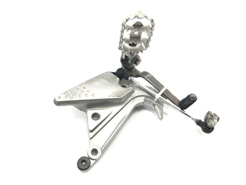 Kawasaki Versys KLE 650 A [2006] - Jalkatuen jalkatuen pidike kuljettajan jalkatuki vasen vaihdepolkimella