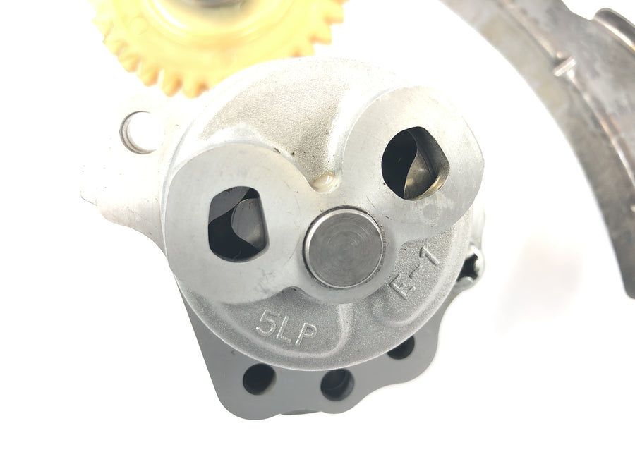 Yamaha MT 03 RM02 [2007] - Bomba de óleo Unidade de bomba de óleo com pinhão e suportes