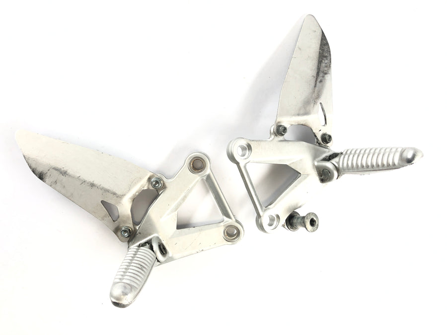 Ducati 1098 S H7 [2009] - förarens fotstöd åt vänster och höger