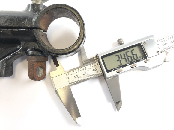 Triumph Bonneville T140V [1976] - Puente de la bifurcación debajo