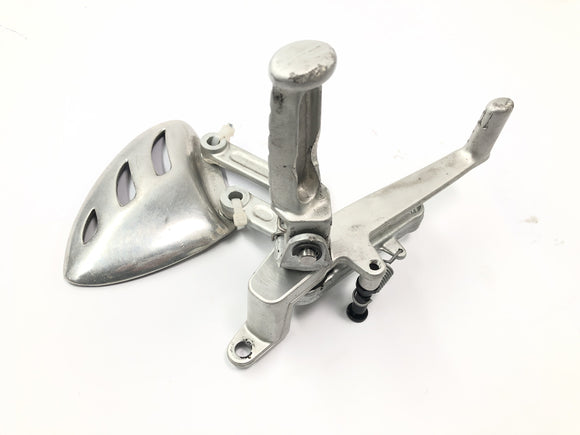 Triumph Speed ​​Triple T509 [1998] - rechtervoetsteunsysteem met rempedaal