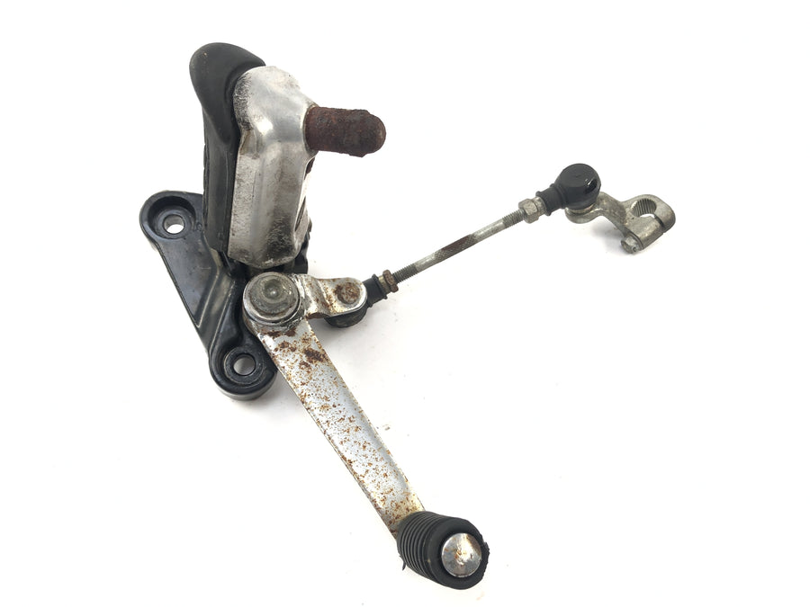 Honda CB 750 RC42 [1996] - Förarens fotras till vänster med växlingspedal och växlingsram