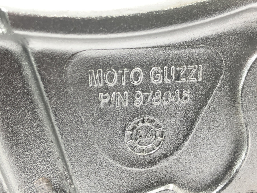 Moto Guzzi Stelvio 1200 8V [2016] - Fotstödssystem till höger, förarfotstöd och passagerarfotstöd med fäste