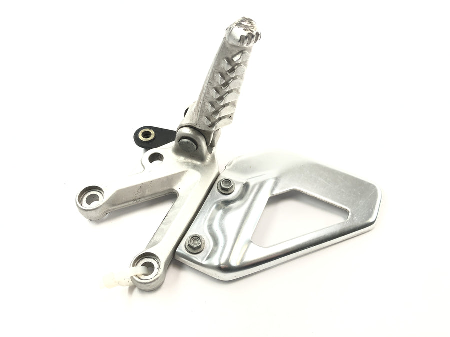 Aprilia RSV 1000 R [2004] - stupačka řidiče, pravá stupačka s držákem