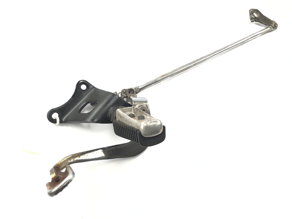 Yamaha XVS 650 Drag Star VM03 [2001] - Driver's Footran til høyre med bremsepedal og ramme