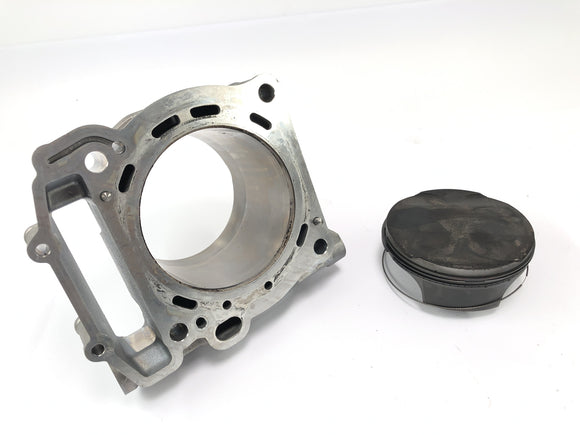 KTM 1050 Adventure [2017] - Cylinder z tłokami z tyłu