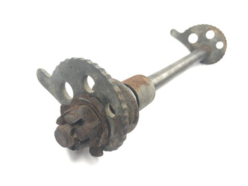 Yamaha DT 175 2K4 [1982] - Essieu arrière avec tendeur de chaîne traversant l'essieu