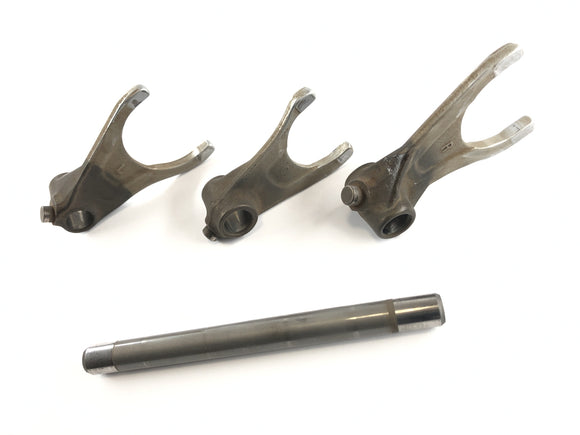 Yamaha YZF 750 R 4NHN [1996] - Kytkinhaarukot kytkentäkynnet asetettu