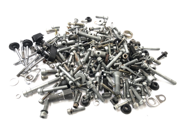 BMW R 850 C 259C [1999] - resztki części i śruby wymieszane