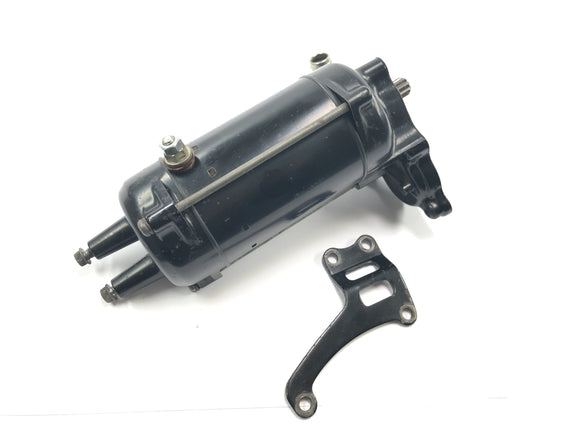 Honda FT 500 PC07 [1983] - Käynnistysmoottori käynnistysmoottori käynnistimen sähkömoottori kannakkeella