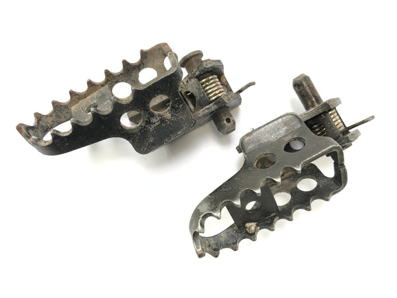 Yamaha DT 125 DE06 [2005] - Förarens fotstöd åt vänster och höger