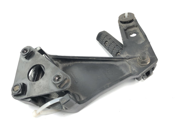 Triumph Daytona 900 T300 [1993] - Coloque para os pés com um suporte para os pés de goleiro Socius atrás da direita