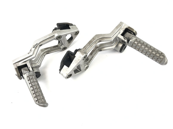 Kawasaki ZX -10 ZXT00B [1990] - footrest facility socius footrests on the left and right