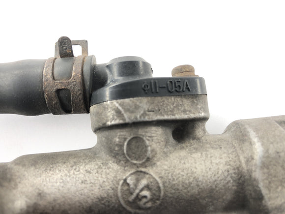 Suzuki Bandit 1200 GV75A [1998] - Jarrupumppu takana