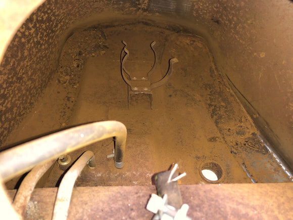 Ducati 900 SS [1991] - Poškozený nádrž na benzín musí být svařován