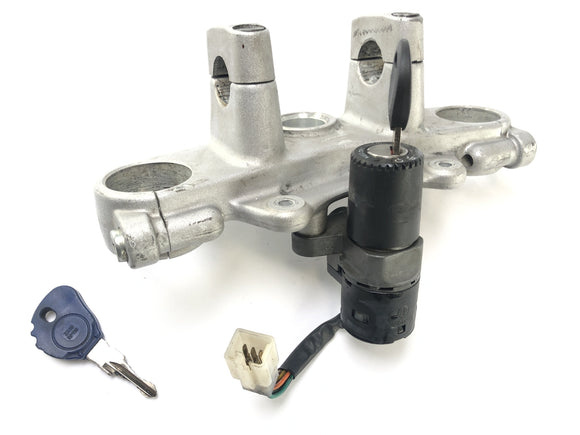 Yamaha XT 125 x [2004] - мост вилки наверху с замком зажигания