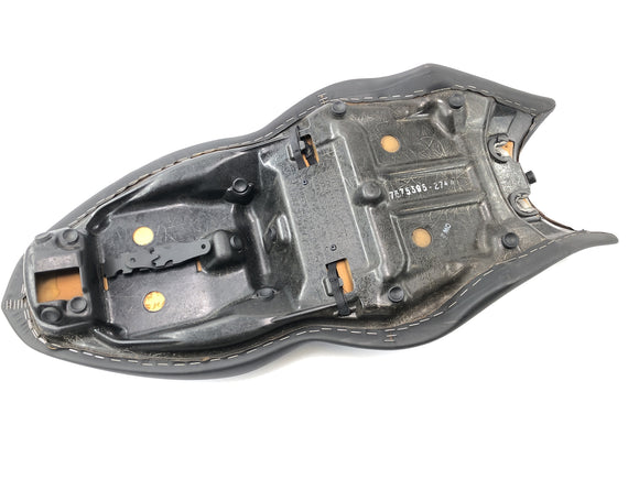 BMW K 1200 S K12S [2004] - Estofamento do banco motorista passageiro preto com defeito de trincas