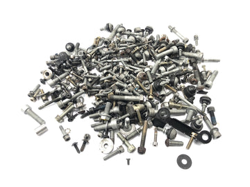 BMW K 1200 GT K12 [2003] - 残りの部品とネジが多数のネジと小さな部品が混在しています