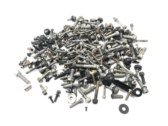 BMW K 1200 GT K12 [2003] - 残りの部品とネジが多数のネジと小さな部品が混在しています