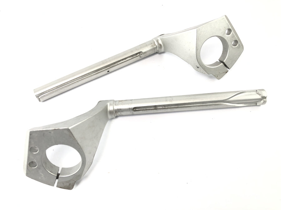 Triumph Sprint ST 1050 [2005] - ohjaustanko Fum vasemmalla ja oikealla ohjaustangolla