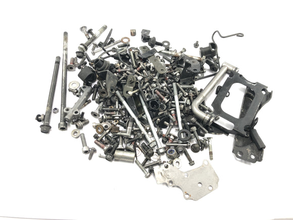 Kawasaki Versys KLE 650 A [2006] - ylijääneet osat ja ruuvit sekoitettu erä