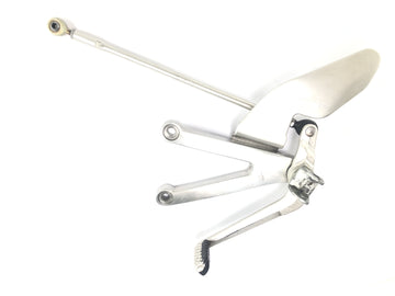 ヤマハYZF R1 RN01 [1998]  - 左側にドライバーのフットランが切り替えペダルとリンケージがあります - 0