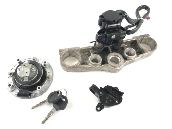 スズキGSF 1200 S Bandit WVA9 [2003]  - イグニッションロックタンクロックの上にフォークブリッジを備えた錠前屋