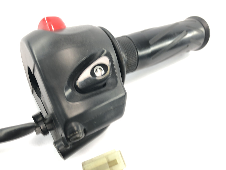 Yamaha MT 03 RM02 [2007] - Otočná rukojeť plynu Otočná rukojeť pravého krytu spínače killswitch