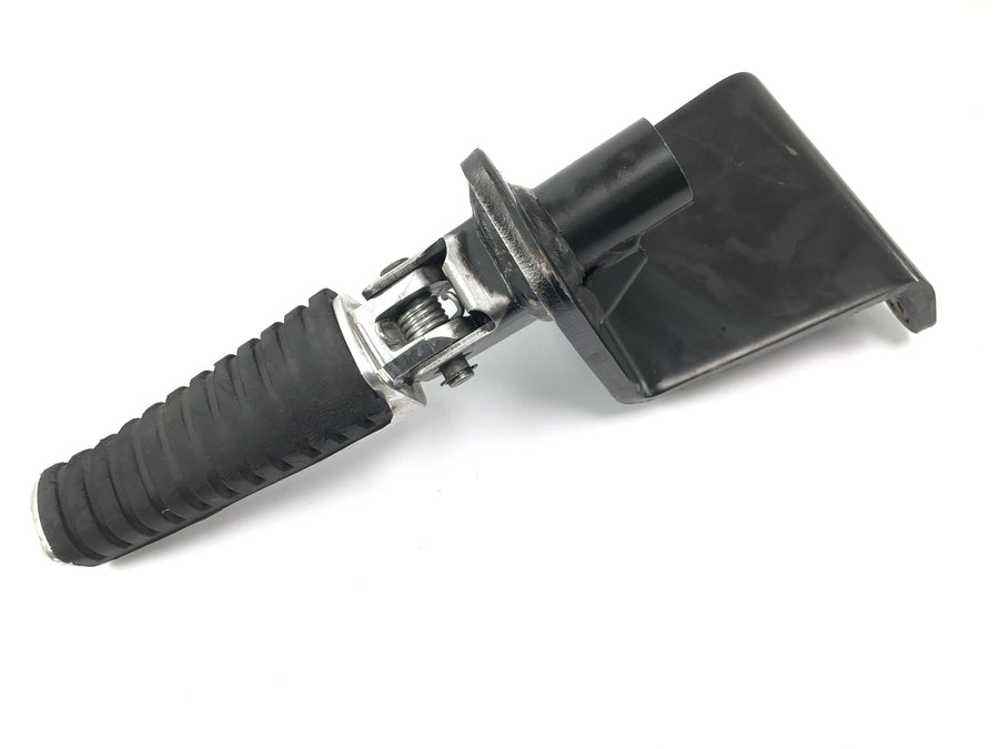 Suzuki VZ 1500 WVCU [2011] - Førerfotstøtte venstre Førerfotstøtte med holder