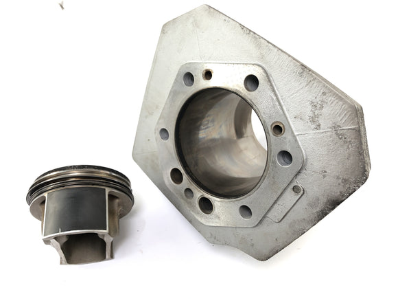 Moto Guzzi California 1100 EV KD [2002]  - 左側にピストンが付いたシリンダー