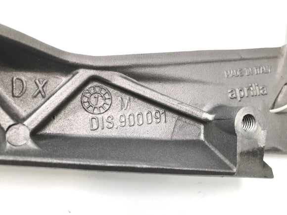 Aprilia Rst 1000 Futura [2002] - Pedia's voetsteun aan de rechterkant met halter voetsteunhouder aan de rechterkant