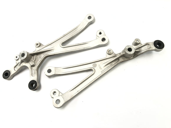 KTM 950 SM LC8 [2008] - uchwyt silnika po lewej i prawej stronie