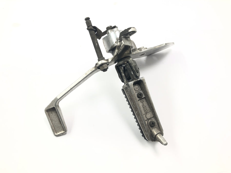 Yamaha XJR 1300 RP02 [1999] - Fodstøttesystem, førerens fodstøtte til højre med bremsepedal