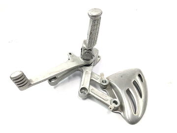 Triumph Speed ​​​​Triple T509 [1998] - systém opěrky pravé nohy s brzdovým pedálem