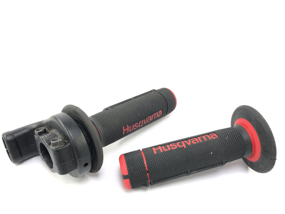 Husqvarna SM 630 A4 [2010] - Styrets fittings til højre gashåndtering med grebgummi