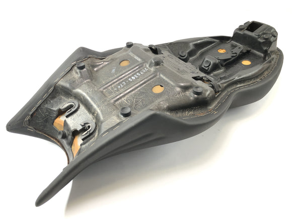 BMW K 1200 S K12S [2004] - Estofamento do banco motorista passageiro preto com defeito de trincas