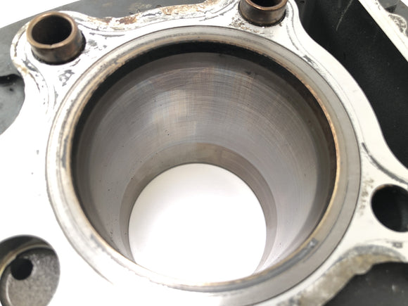 ヤマハXVS 650ドラッグスターVM03 [2001]  - ピストンが背後にあるシリンダー