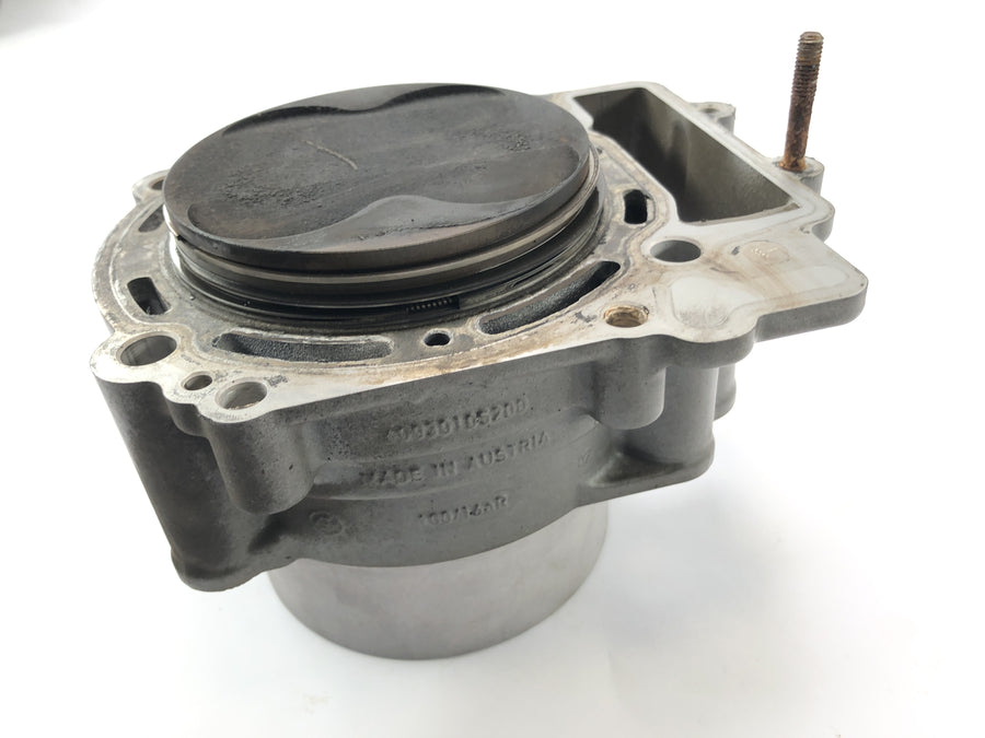 KTM 950 SM LC8 [2008]  - 背面有活塞的气缸