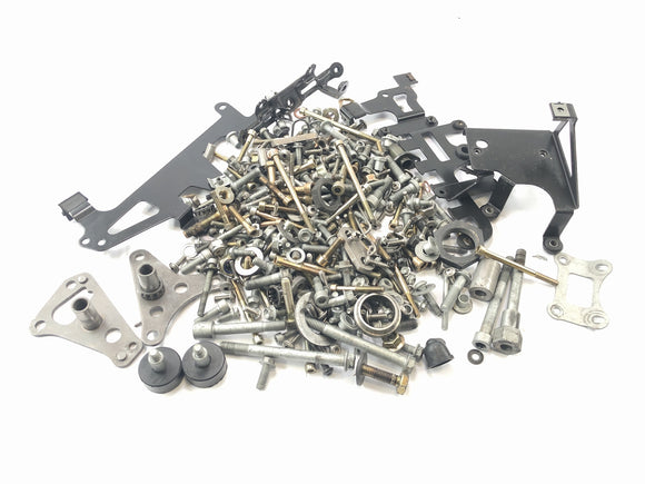 Aprilia RST 1000 Futura [2002] - Jäännösosat ja ruuvit ovat nippuja