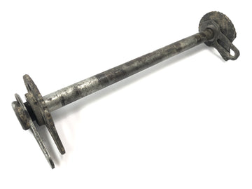 Yamaha XT 600 Z Ténéré 1vj [1986] - Náprava na zadní kola osy nápravy se zády s napínačem řetězu