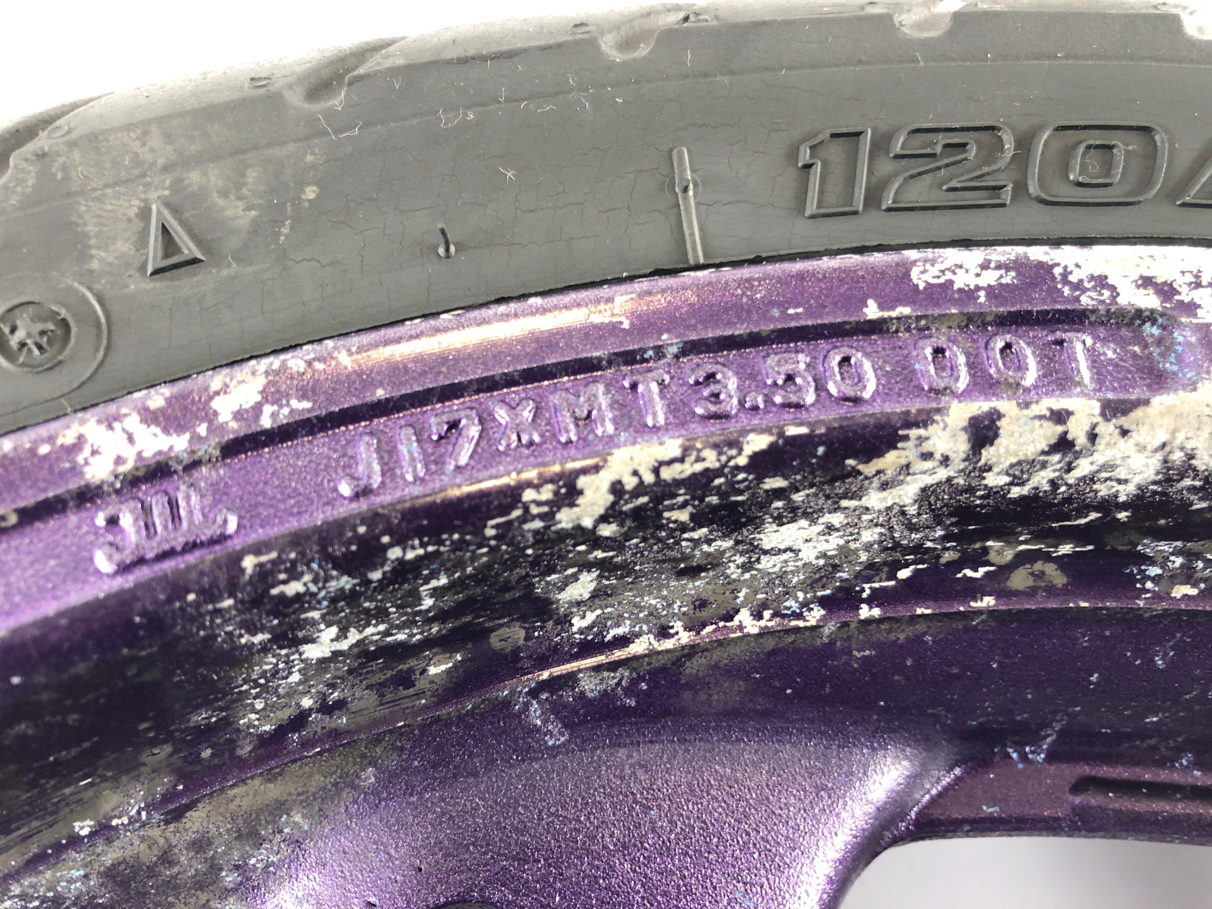 Suzuki GSX-R 1100 W GU75 C [1993] - Front wheel rim with signs of wear