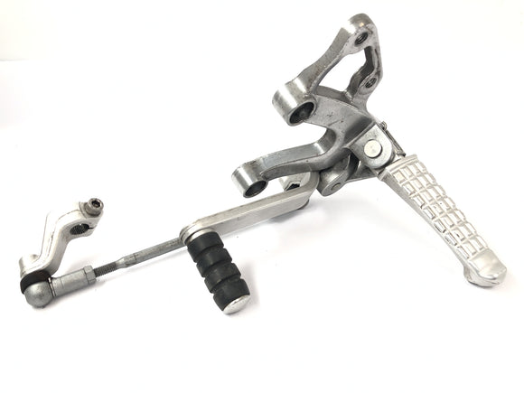 Triumph Speed Triple 1050 515NJ [2007] - Poggiapiedi sinistro con pedale del cambio e tiranteria del cambio