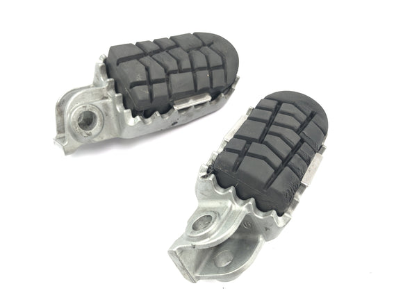 KTM 1050アドベンチャー[2017]  - 左右のフットレストを運転するフットレスト