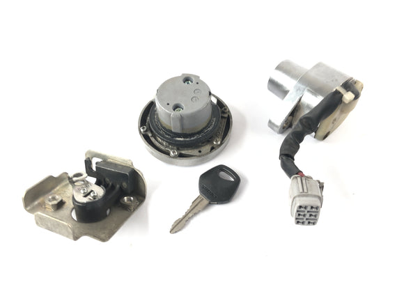 Suzuki VZ 1500 WVCU [2011] - Комплект замка зажигания, комплект замка крышки бака